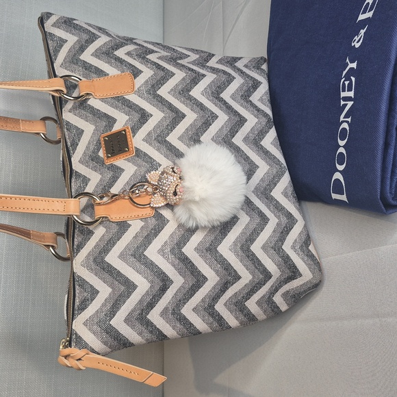 Dooney & Bourke LARGE Chevron Tote Bag w/Dust Bag LIKE NEW